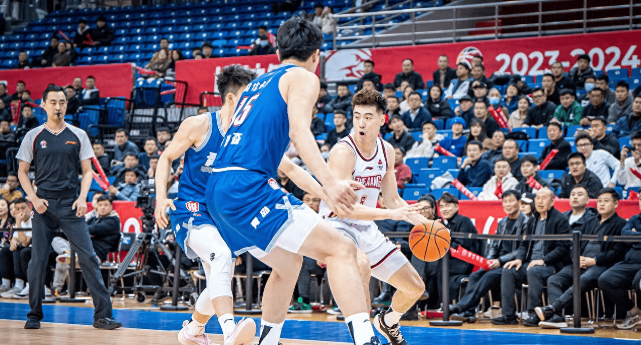 冰球季后赛焦点战：祁连麒麟队淘汰对手南城旋风队，外线火力全开。节奏掌控在手的简单介绍爱游戏APP下载