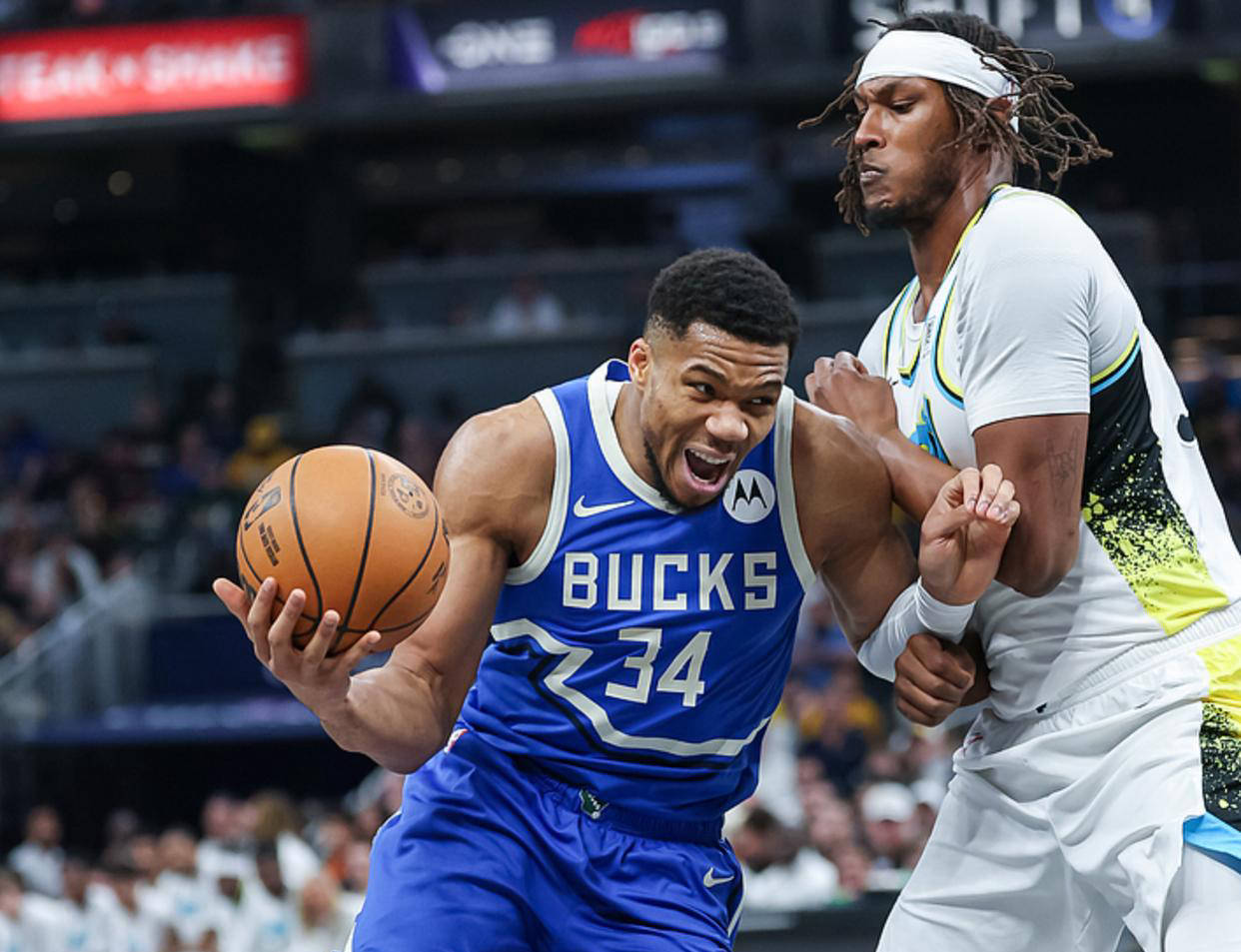 西亚卡姆迎来十二赛季出色发挥，雄鹿观众热烈欢呼！引发球迷热议的简单介绍爱游戏体育赛事直播