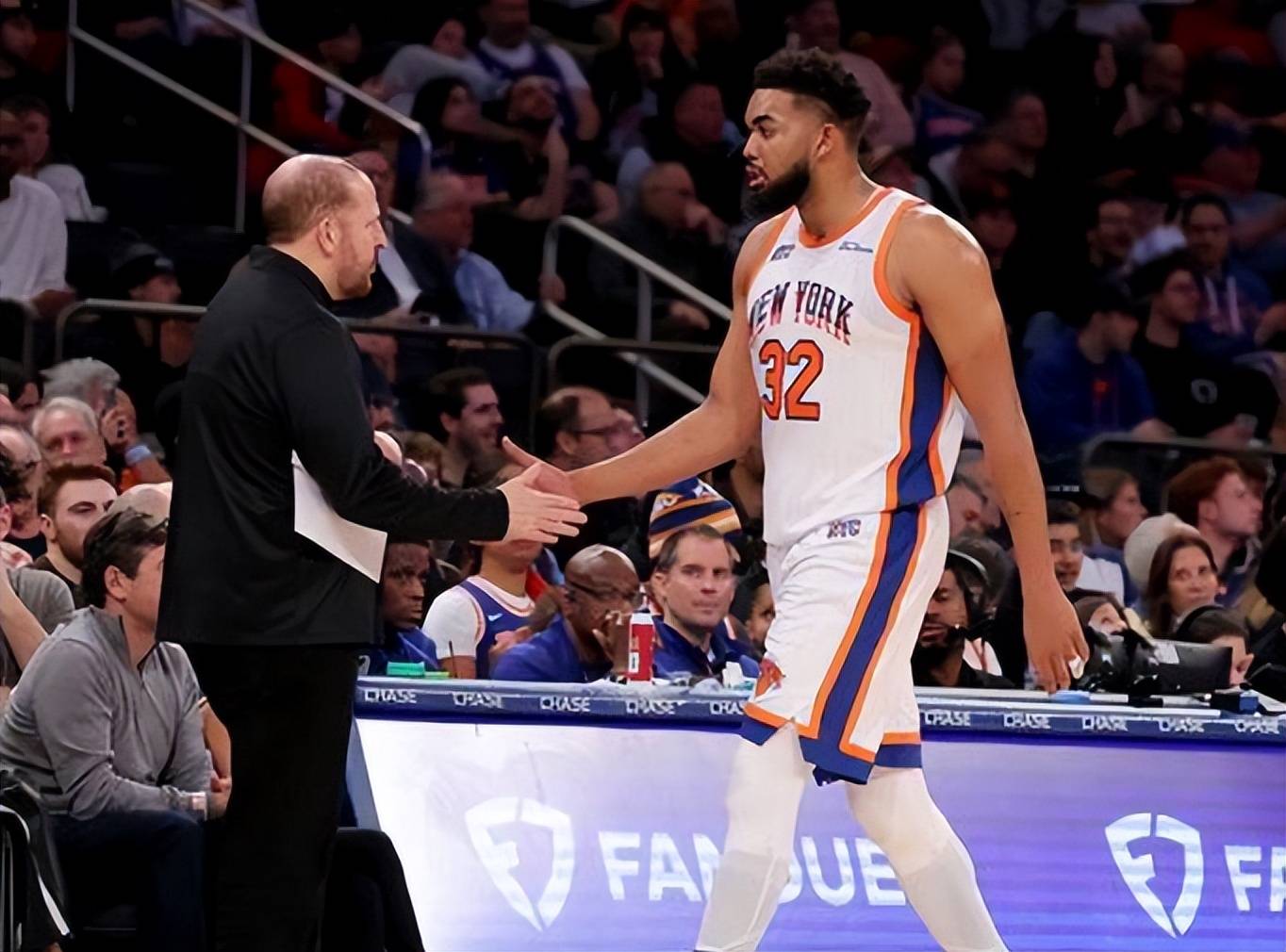 CBA季后赛加时末段走向成谜，纽约尼克斯刷新队史纪录，气氛紧张，资深球员宣示担当的简单介绍AYXSPORTS中国官网