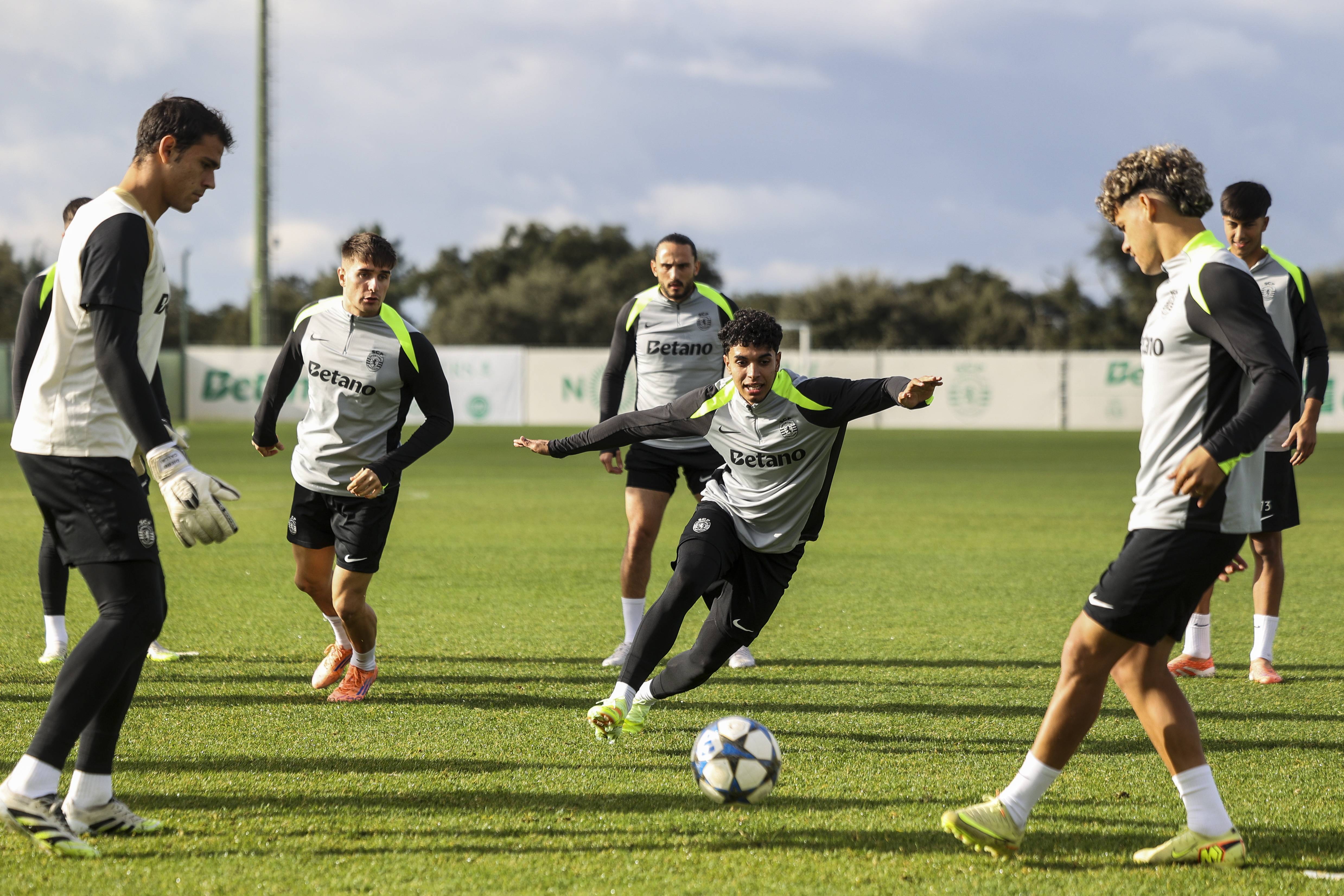 关于葡萄牙体育迎欧冠关键赛，今晚防线松动，话题不断，赛季目标并未改变的信息