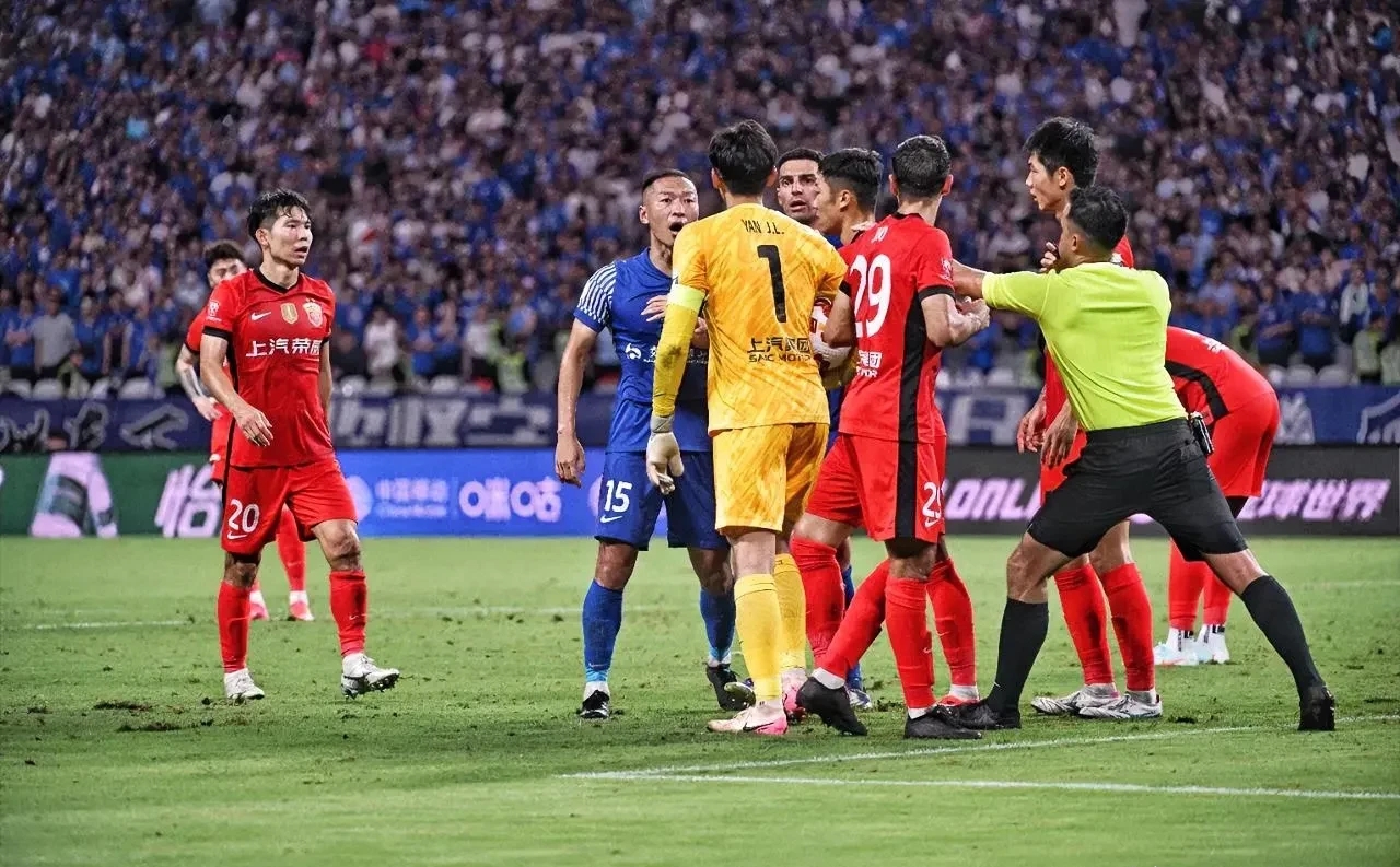 关于转折点！上海申花刷新队史纪录，中超关键时刻攻防权衡，球迷炸锅，阵容厚度经受考验的信息